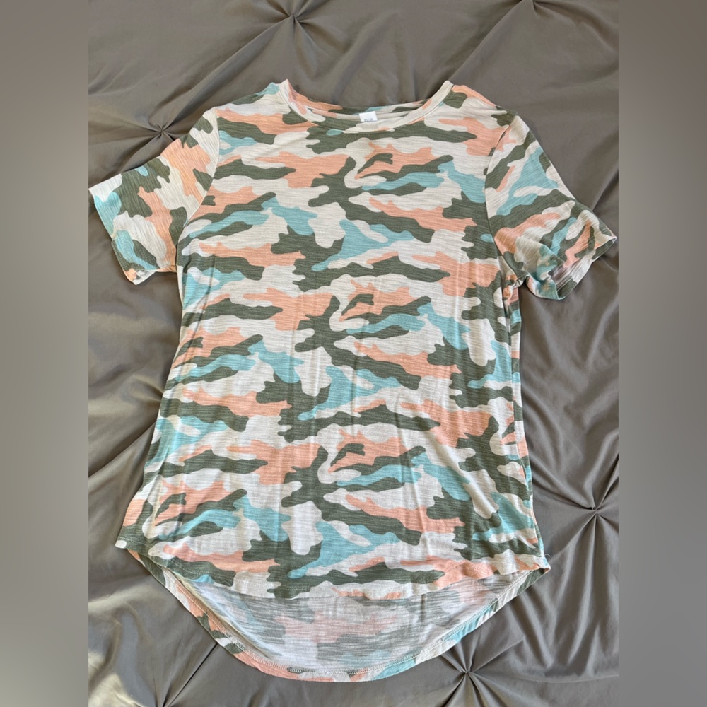 Medium, women’s, Old Navy T-shirt.